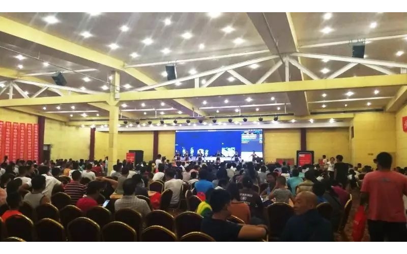 鄭州客戶答謝會(huì)太火爆!近1000人參會(huì)！半個(gè)小時(shí)訂貨突破1萬(wàn)組！